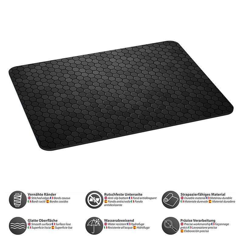 Eine schwarze rechteckige Matte mit Sechseckmuster. Text am unteren Rand hebt Merkmale hervor: verstärkte Kanten, rutschfest, glatte Oberfläche, wasserabweisend, strapazierfähiges Material, präzise Verarbeitung.