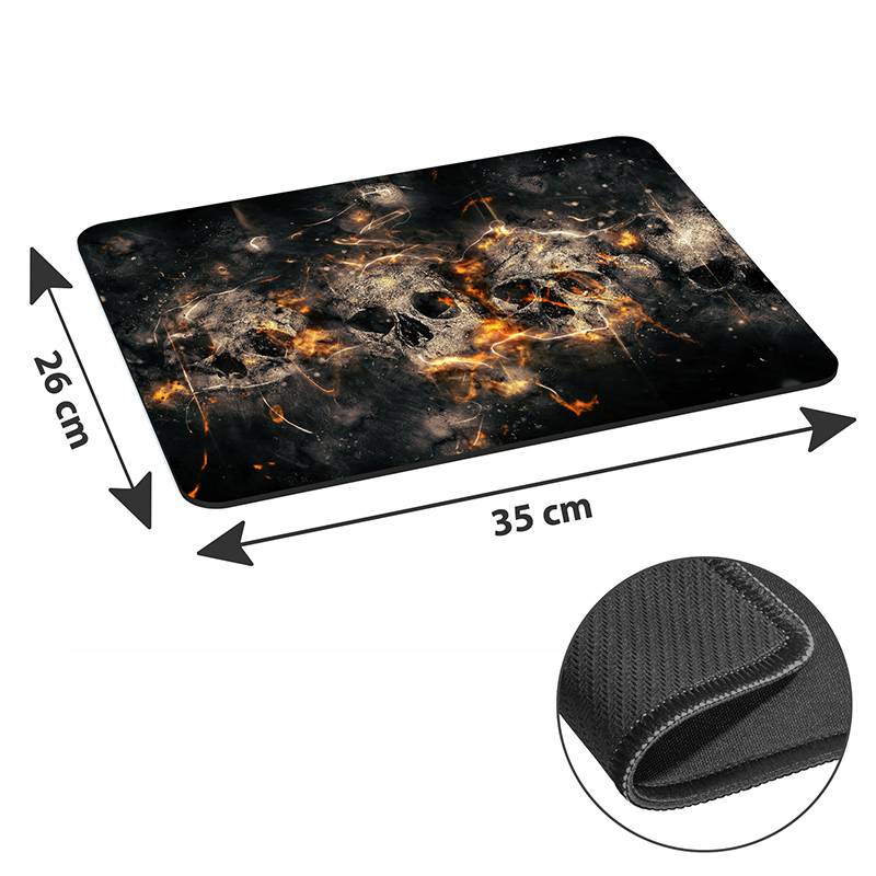 Ein rechteckiges Mousepad mit den Maßen 35x26 cm, versehen mit einem schwarzen und feurigen abstrakten Design. Eine Detailansicht zeigt die strukturierte, rutschfeste Rückseite.