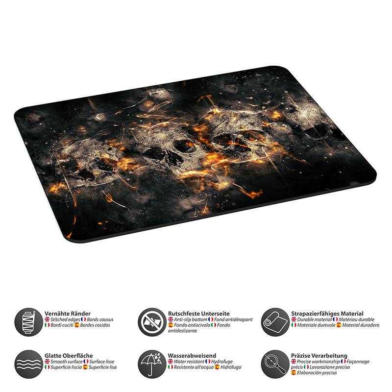Eine dunkle Matte mit einem feurigen Schädel-Design. Darunter befinden sich Symbole mit deutschem Text, die Haltbarkeit, rutschfeste Unterseite und Wasserbeständigkeit hervorheben.