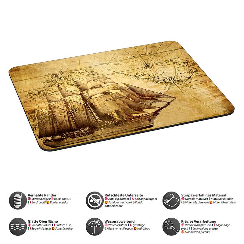 Ein rechteckiges Mousepad mit einer Vintage-Landkarte und Schiffsillustration. Icons darunter heben die Attribute hervor: glatte Oberfläche, wasserabweisend, strapazierfähiges Material, rutschfeste Unterseite, präzise Verarbeitung, abgeschrägte Kanten.