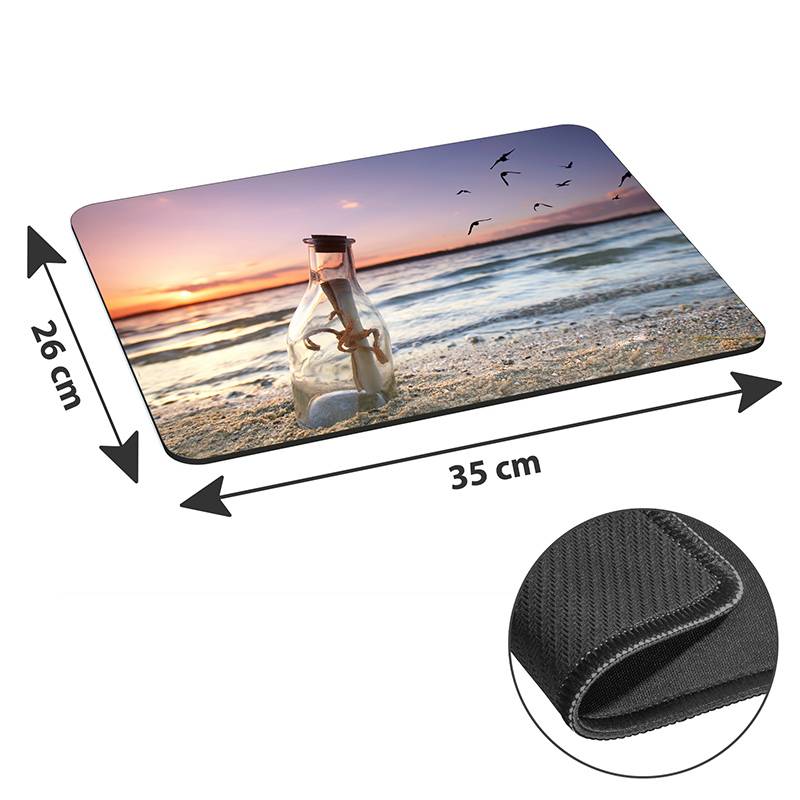 Rechteckige Mausunterlage (35x26 cm) mit Motiv eines Strand-Sonnenuntergangs mit Vögeln, einer Flasche mit einem Seestern im Sand und einer Nahaufnahme der Einfassung.