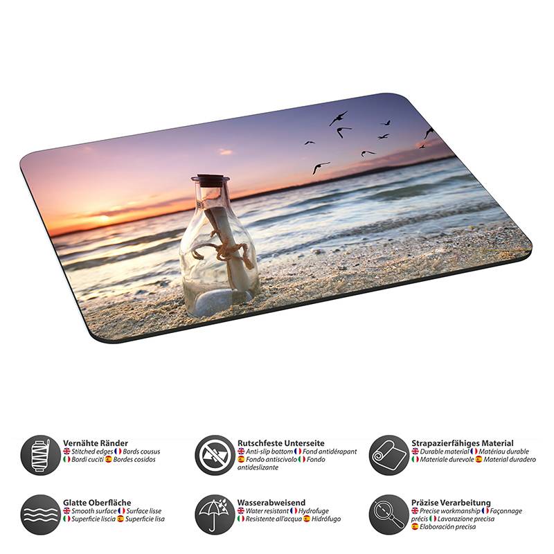 Eine Flasche mit einer Schriftrolle im Inneren an einem sandigen Strand bei Sonnenuntergang, während Möwen über dem Ozean fliegen.