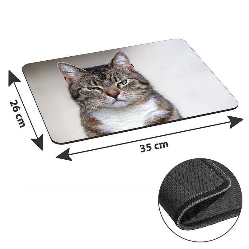 Mousepad mit Katzen-Motiv, misst 35 cm x 26 cm. Einschub zeigt Nahaufnahme der rutschfesten Gummi-Rückseite.