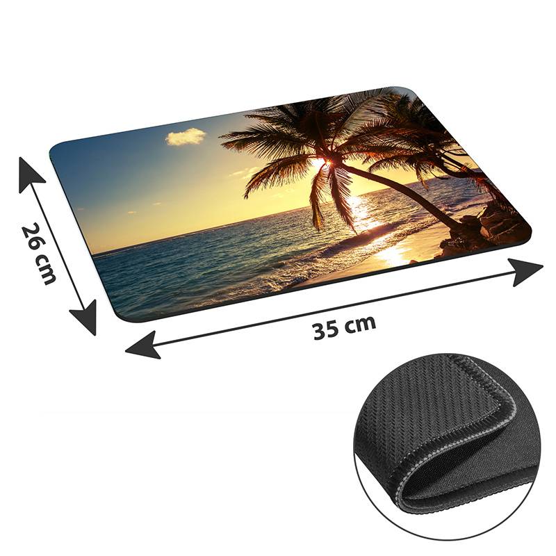 Mousepad mit Blick auf einen Sonnenuntergang mit Palme am Ozean. Abmessungen: 35 cm x 26 cm. Einlage zeigt rutschfeste Rückseite.