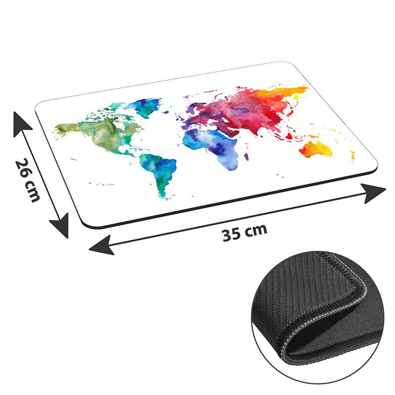 Eine bunte Weltkarte-Mausunterlage mit den Maßen 35 cm x 26 cm. Einlage zeigt die strukturierte schwarze rutschfeste Rückseite.