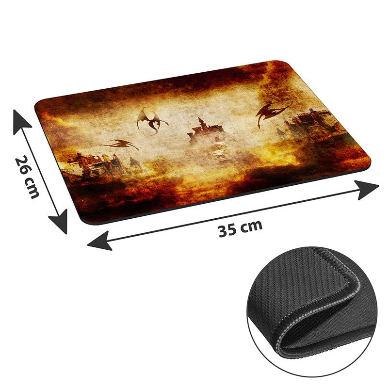 Ein Gaming-Mousepad, das eine Fantasy-Szene mit Drachen zeigt, die über einem Schloss fliegen. Abmessungen: 35 cm x 26 cm. Eine Nahaufnahme des Randes zeigt die Textur.