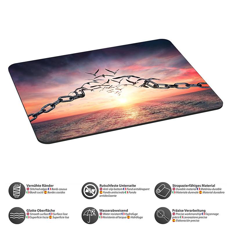 Ein Mauspad mit einem Bild einer zerbrochenen Kette vor einem Sonnenuntergang über Wasser, symbolisierend Freiheit, mit Icons, die Produktmerkmale zeigen.