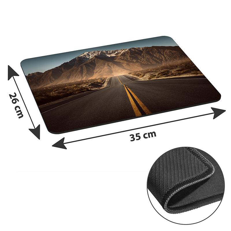 Ein rechteckiges Mauspad mit einer Straße und Bergen im Hintergrund; die Abmessungen betragen 35 cm x 26 cm, wobei die Unterseitetextur sichtbar ist.