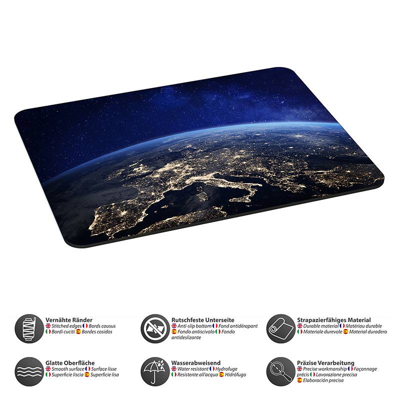 Ein Mousepad mit einem Satellitenbild von Europa bei Nacht aus dem Weltraum. Icons unterhalb des Bildes heben Merkmale wie glatte Oberfläche und Wasserbeständigkeit hervor.