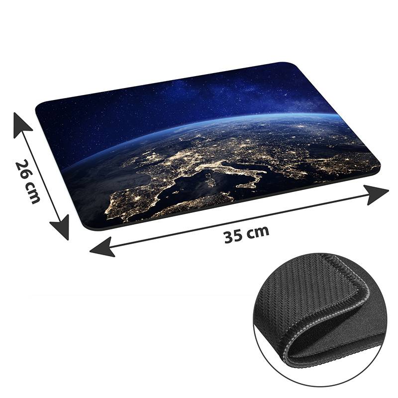 Mousepad mit einer Luftaufnahme der Erde bei Nacht, mit sichtbaren Stadtlichtern. Abmessungen: 35 cm x 26 cm. Detailaufnahme der Materialtextur.