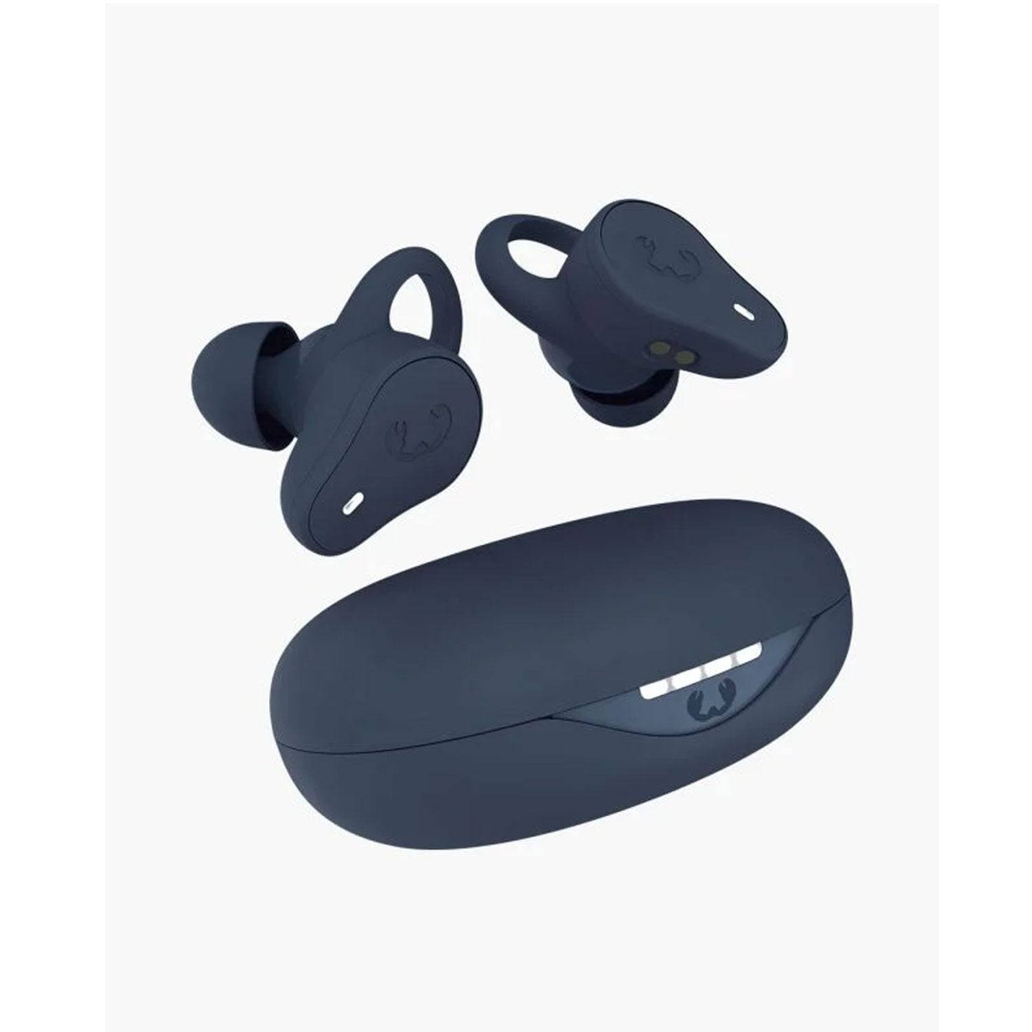 Marineblau-Wireless-Ohrhörer mit einer passenden Ladehülle, separat dargestellt. Die Ohrhörer verfügen über ein ergonomisches Design mit kleinen Ohrbügeln.