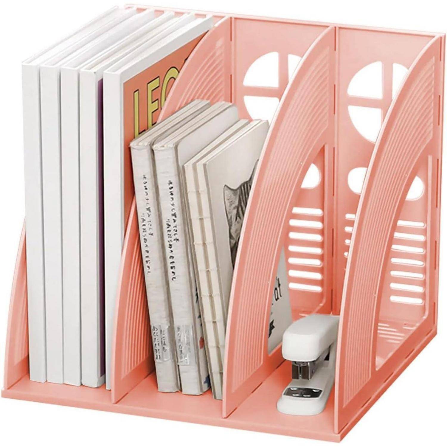 Ein rosa dreieckiger Schreibtischorganizer hält Bücher aufrecht und eine kleine Heftmaschine in seinen geteilten Fächern.