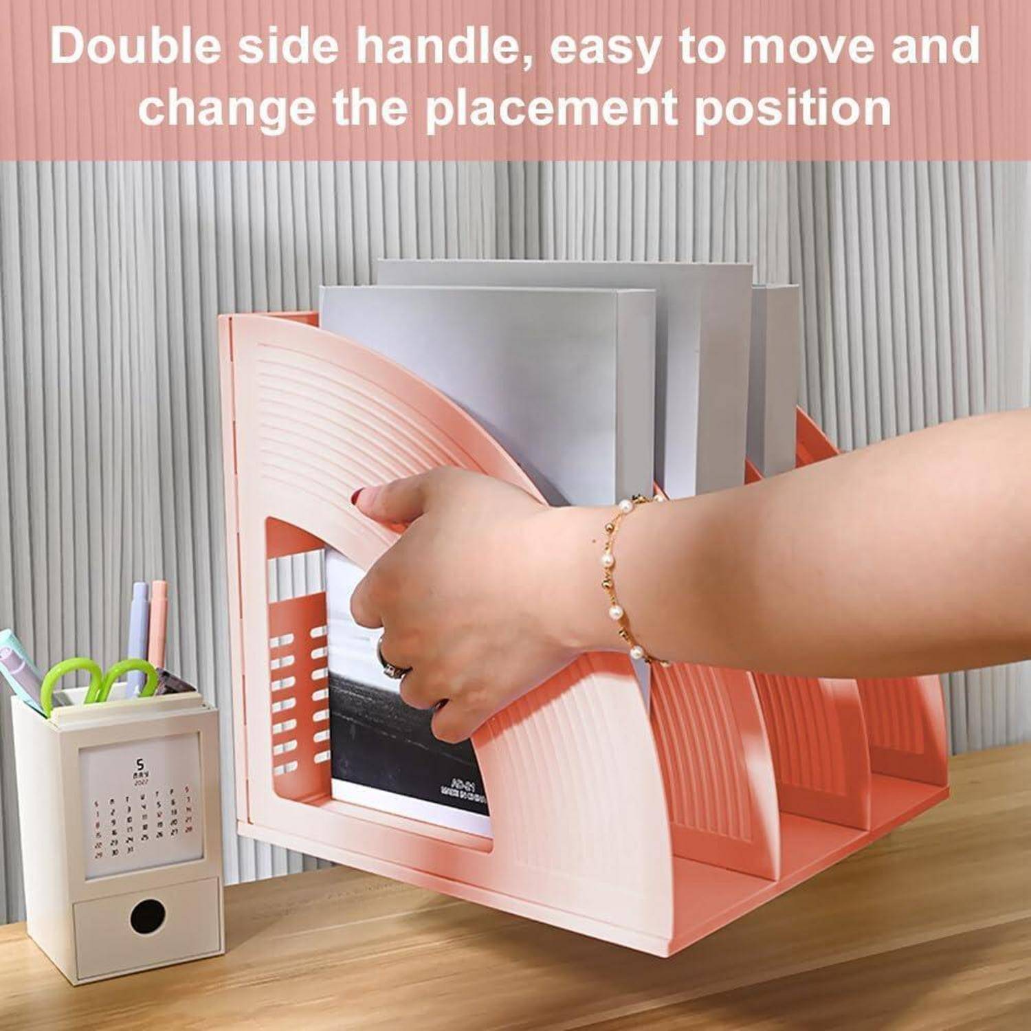 Eine Hand bewegt einen rosa doppelseitigen Dokumentenorganizer mit Papieren. Der Text lautet: „Doppelseitiger Griff, einfach zu bewegen und den Stellungsort zu wechseln.