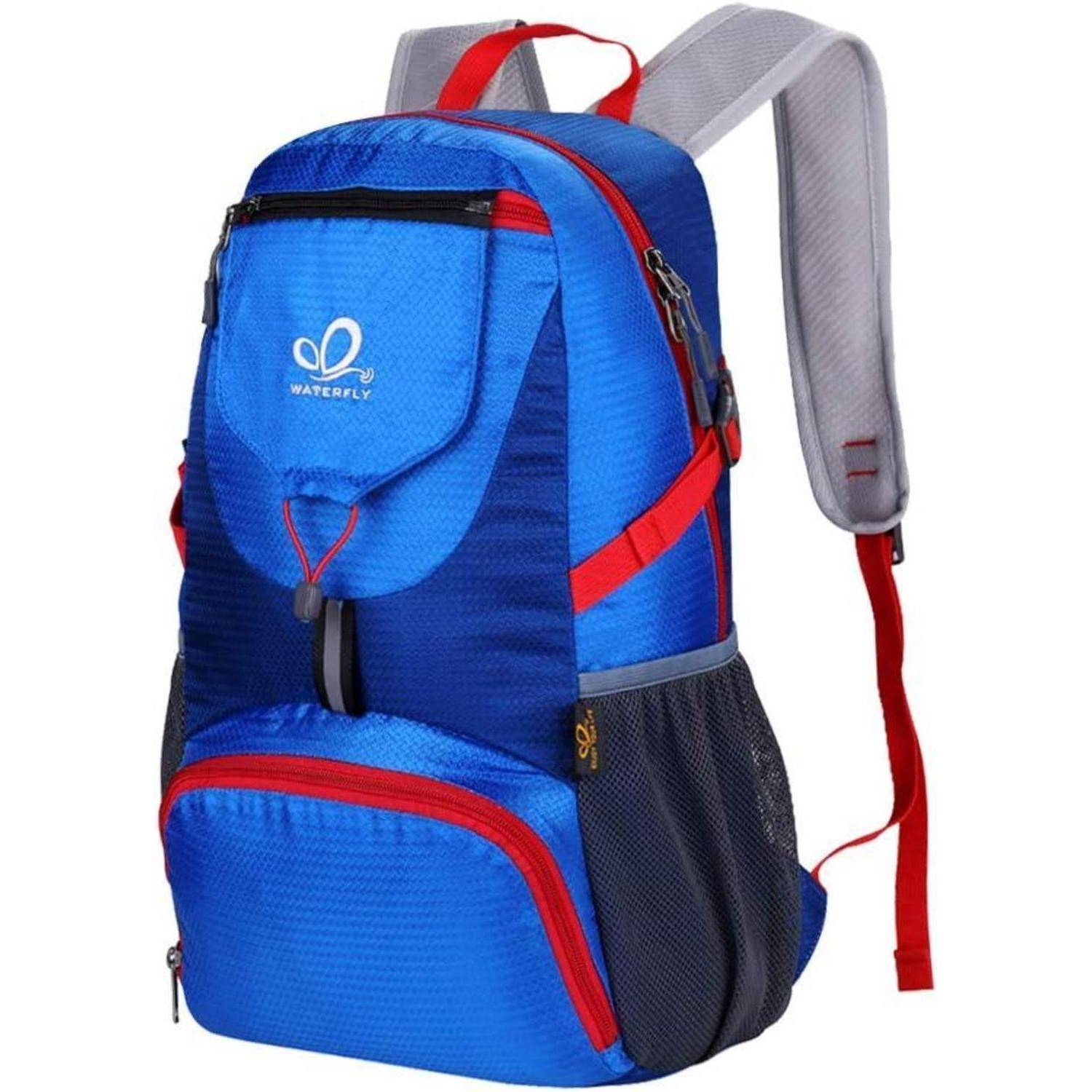 Ein blauer und roter Rucksack mit dem 'WATERFLY' Logo, ausgestattet mit mehreren Fächern und seitlichen Netztaschen. Für den Outdoor-Einsatz konzipiert.