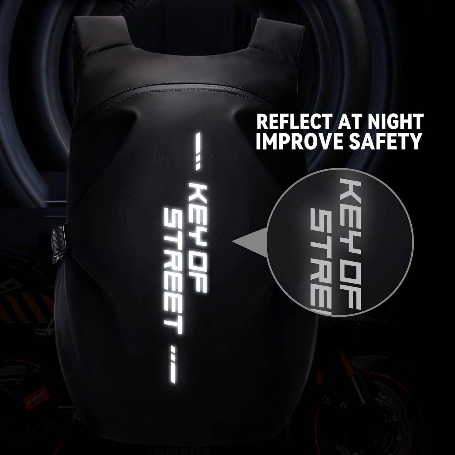 Schwarzer Rucksack mit der reflektierenden Aufschrift "KEY OF STREET"". Das Bild betont die nächtliche Sicherheit, wobei die Reflexion die Sichtbarkeit verbessert.