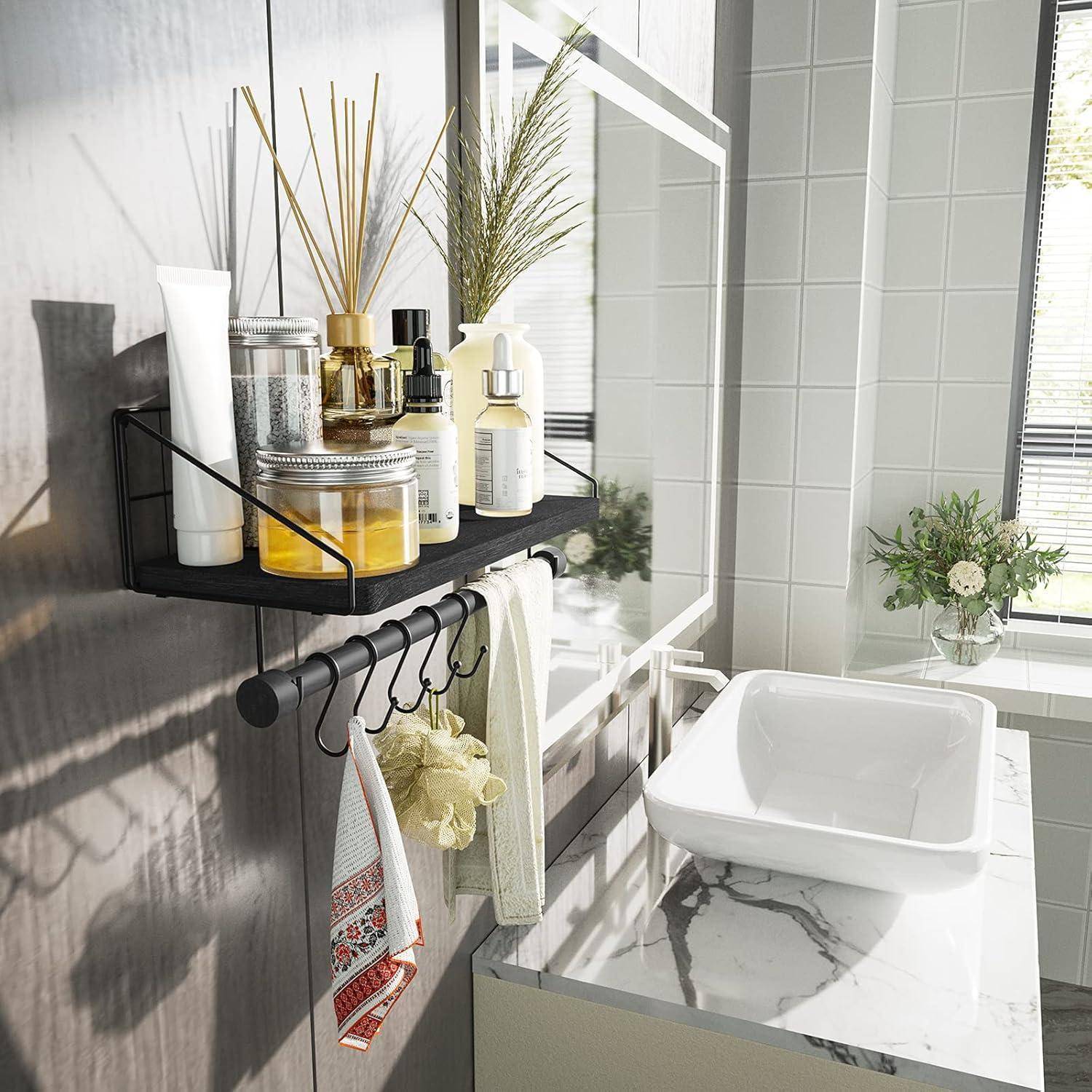 Badezimmerwaschtisch mit einer Marmorarbeitsplatte, einem weißen Waschbecken und einem an der Wand montierten Regal, auf dem verschiedene Toilettenartikel und Dekorationsgegenstände stehen.