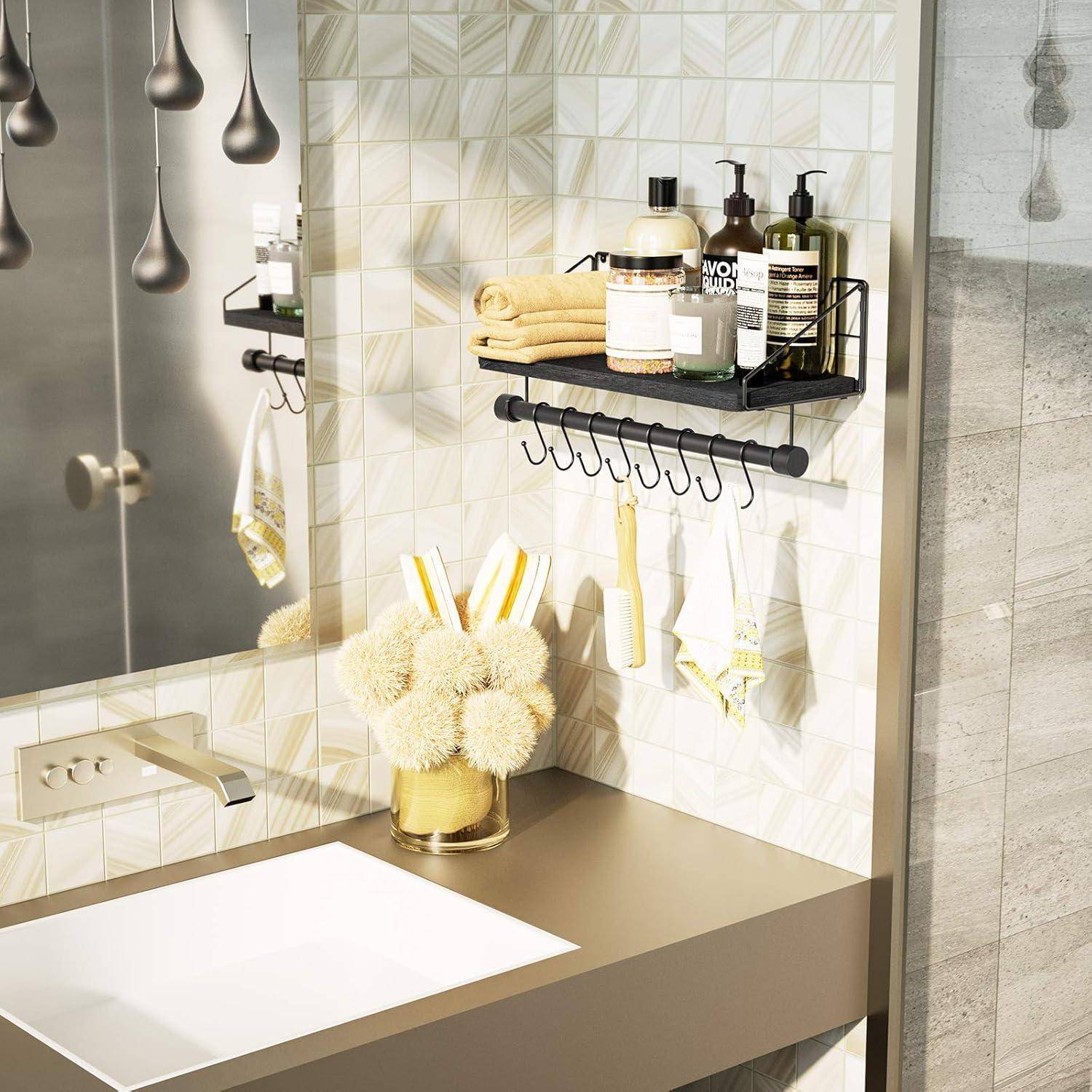 Ein modernes Badezimmer mit einem Waschtisch, goldener Armatur und einem Spiegel. Regale darüber beherbergen Toilettenartikel, Handtücher und ein Gestell mit hängenden Bürsten.