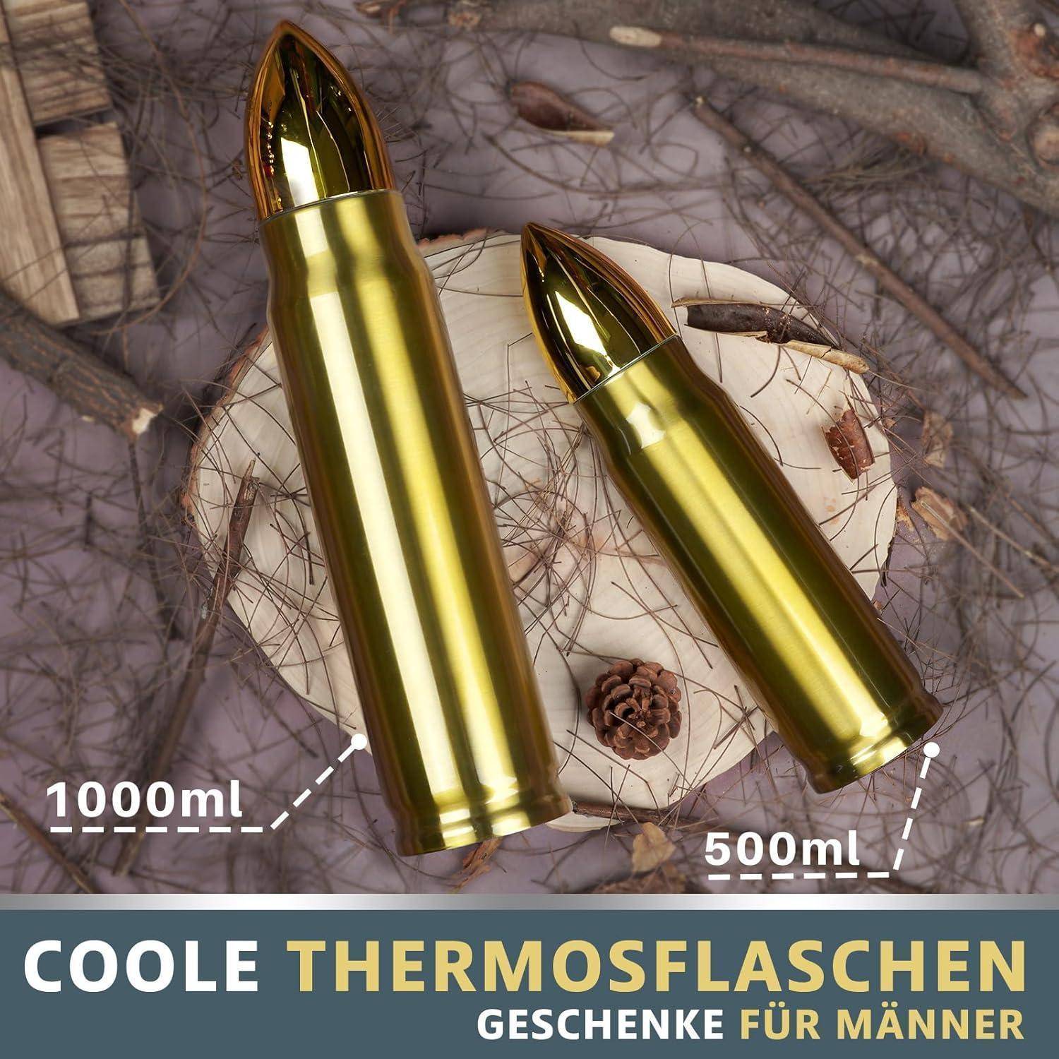 Zwei tropfenförmige Thermosflaschen (1000 ml und 500 ml) auf einer Holzoberfläche, umgeben von Zweigen, vermarktet als ‚coole Geschenke für Männer'.