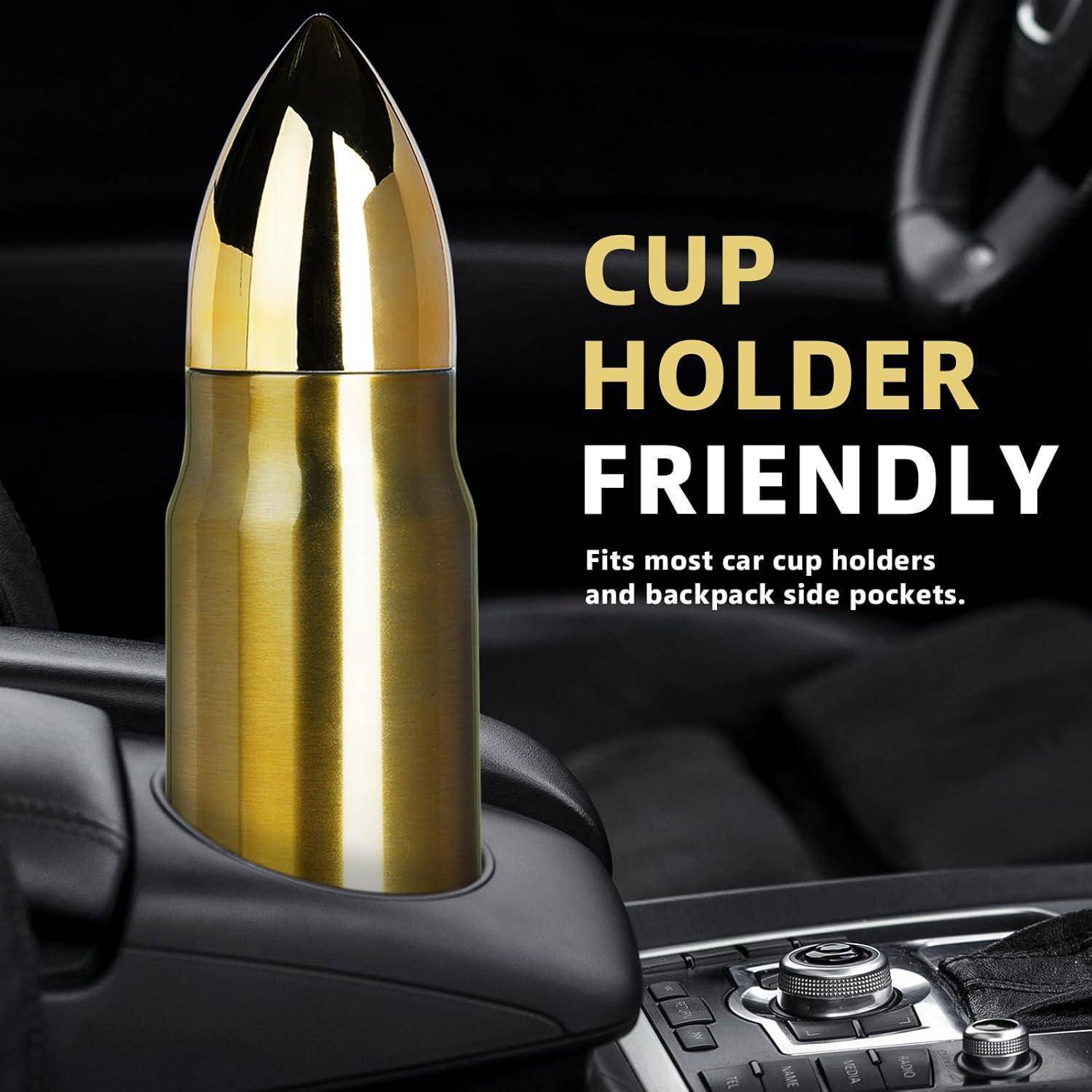 Ein goldener, kugelig geformter Thermobecher steht in einem Getränkehalter eines Autos. Der Text lautet „Becherhalter-freundlich