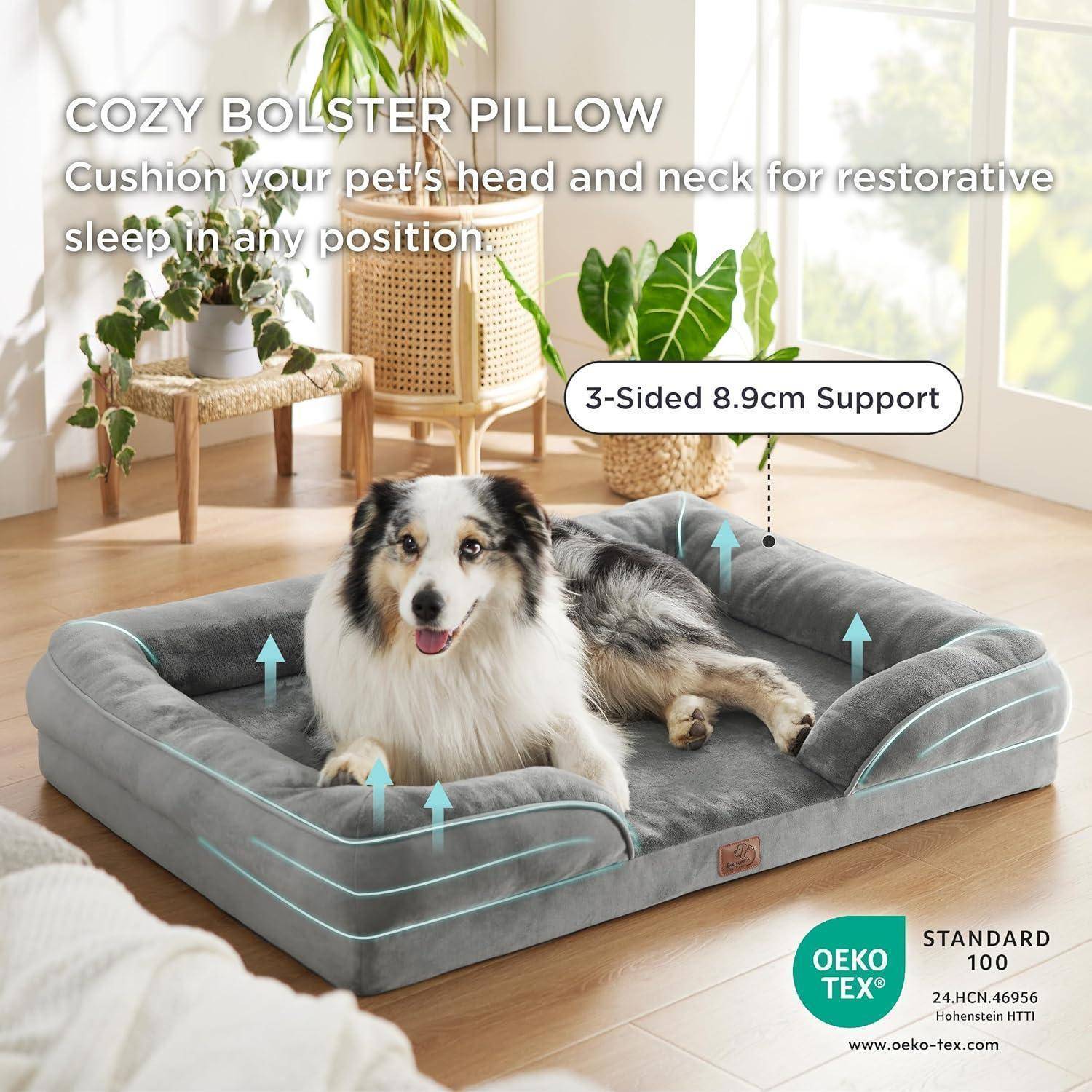 Ein Hund, der auf einem gemütlichen Stützkissen mit Dreiseitenschutz liegt, beworben als Verbesserung des Schlafes für Haustiere. Der Text betont Komfort und regenerative Vorteile.