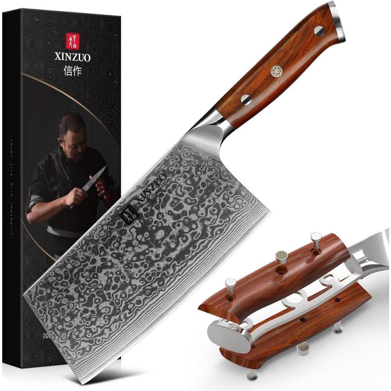 Ein stilvolles Kochmesser mit einer detailreichen gemusterten Klinge, Holzgriff und Ständer, präsentiert neben seiner Verpackung mit Branding und einem Koch.