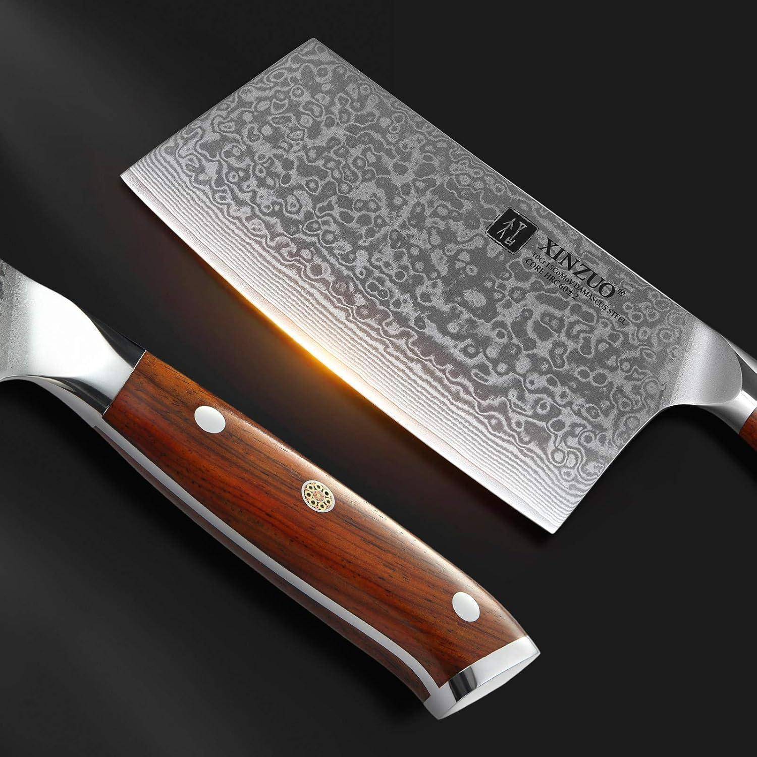 Ein hochwertiges Kochmesser mit gemusterter Klinge und Holzgriff, auf einer dunklen Oberfläche positioniert, das Handwerkskunst und Eleganz zur Schau stellt.