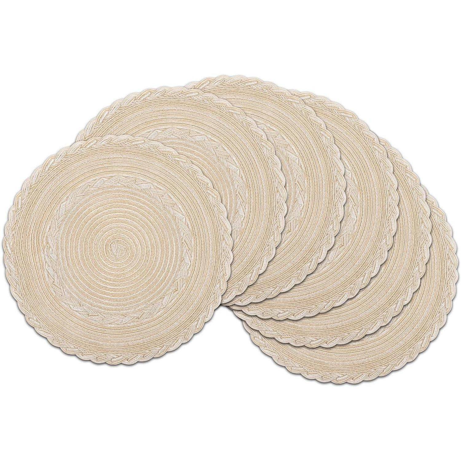 Beige gewebte Tischsets mit einem kreisförmigen Muster, elegant in einem aufwärts gefächerten Arrangement angeordnet, die Textur und Design zur Geltung bringen.