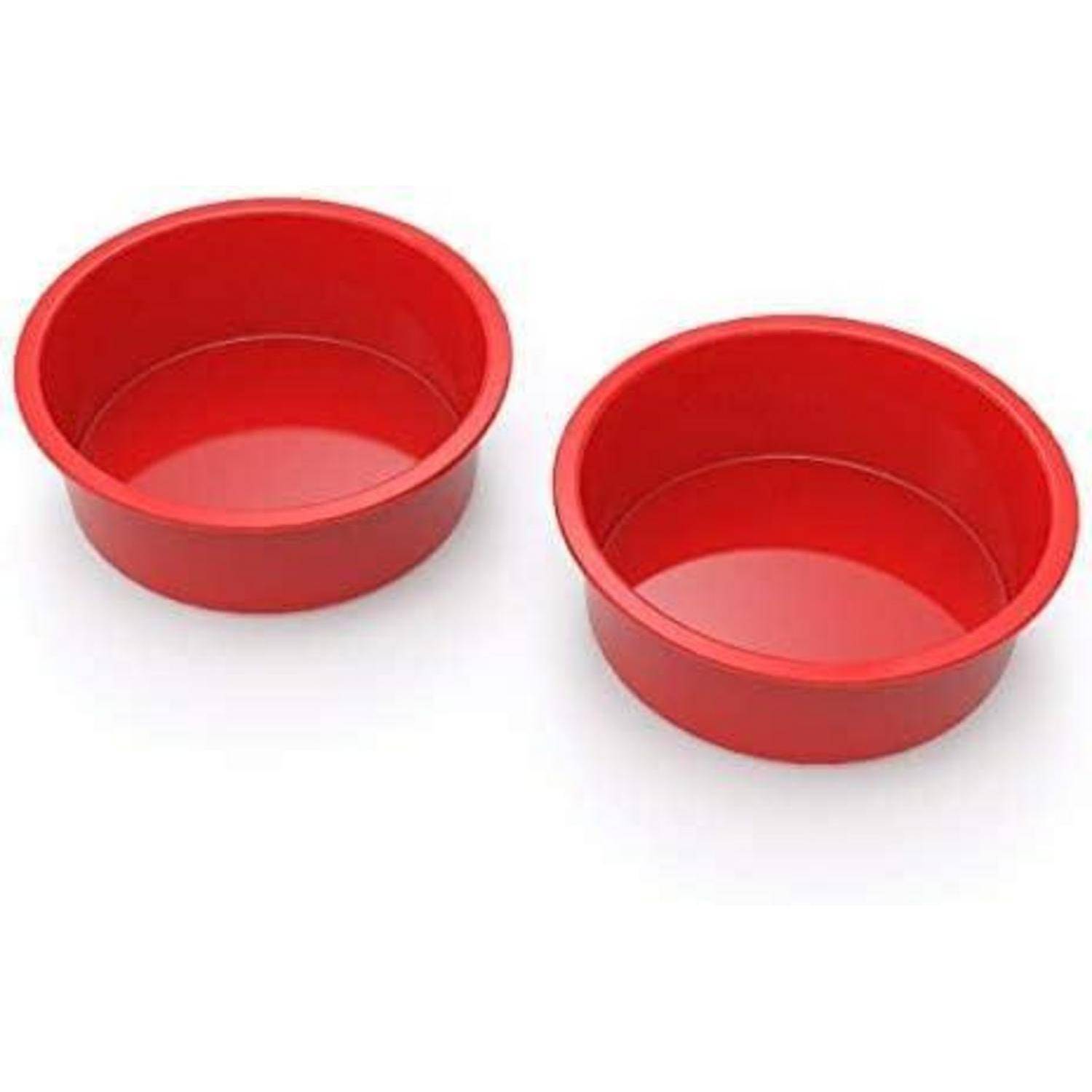Zwei rote, runde Plastikschüsseln, die nebeneinander auf einem weißen Hintergrund platziert sind.