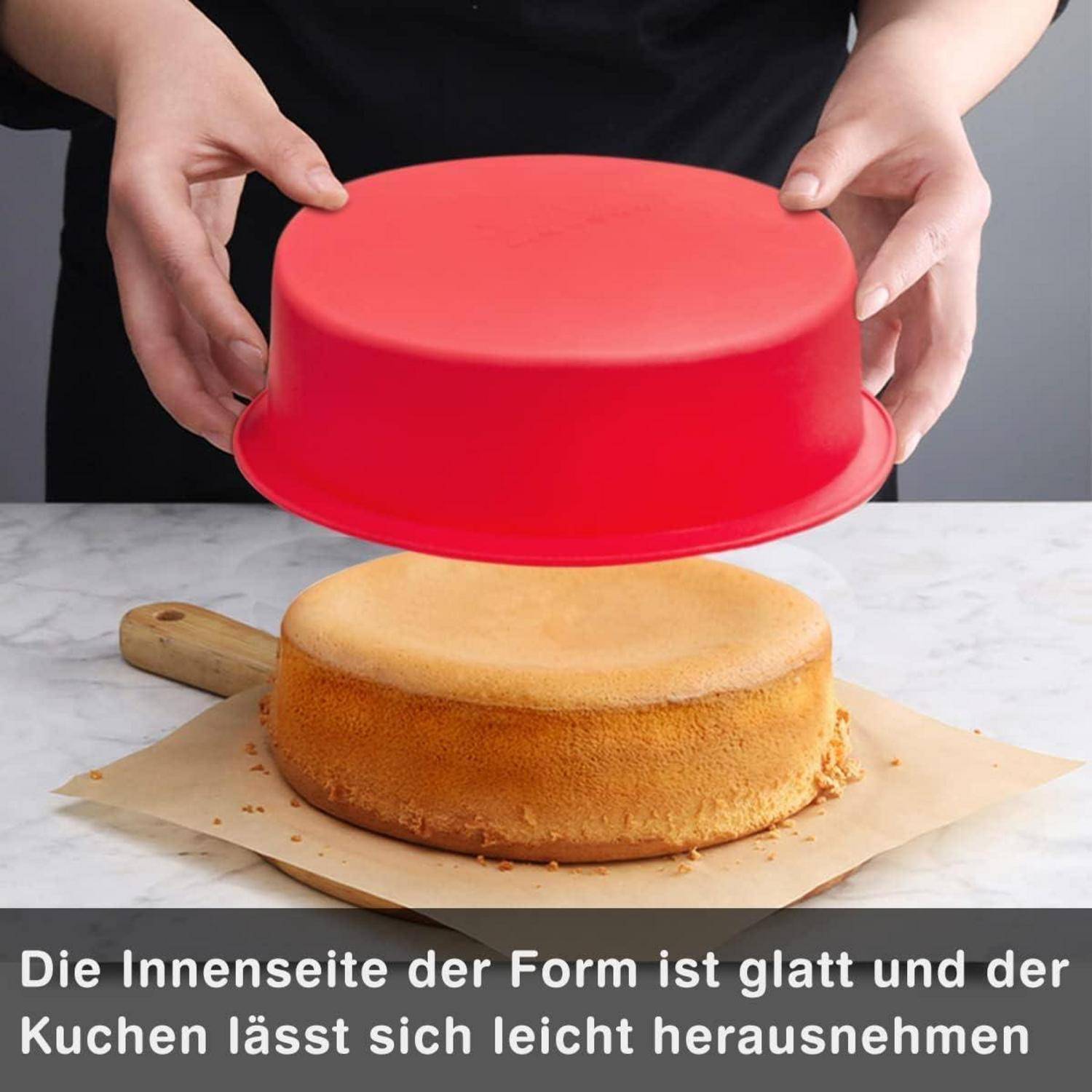Eine Person hebt eine rote Silikonkuchenform von einem perfekt gebackenen, runden Kuchen. Der deutsche Text beschreibt das glatte Innere der Form.