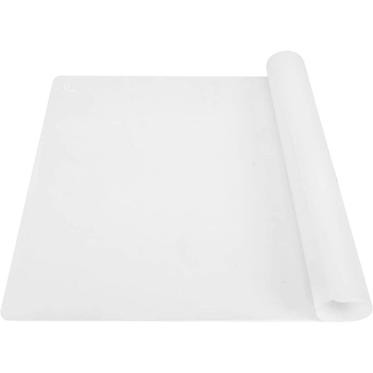 Eine aufgerollte weiße Yogamatte, die teilweise auf einer flachen Oberfläche ausgerollt ist und ihr klares und schlichtes Design betont, perfekt für Fitnessaktivitäten.