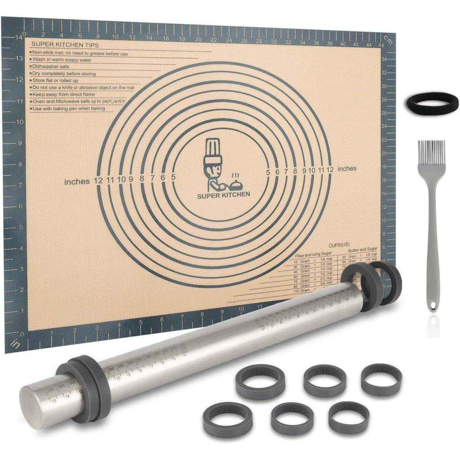 Eine Silikonbackmatte mit Maßangaben und Backtipps, ein verstellbarer Nudelholz mit Ringen und eine Backpinsel.