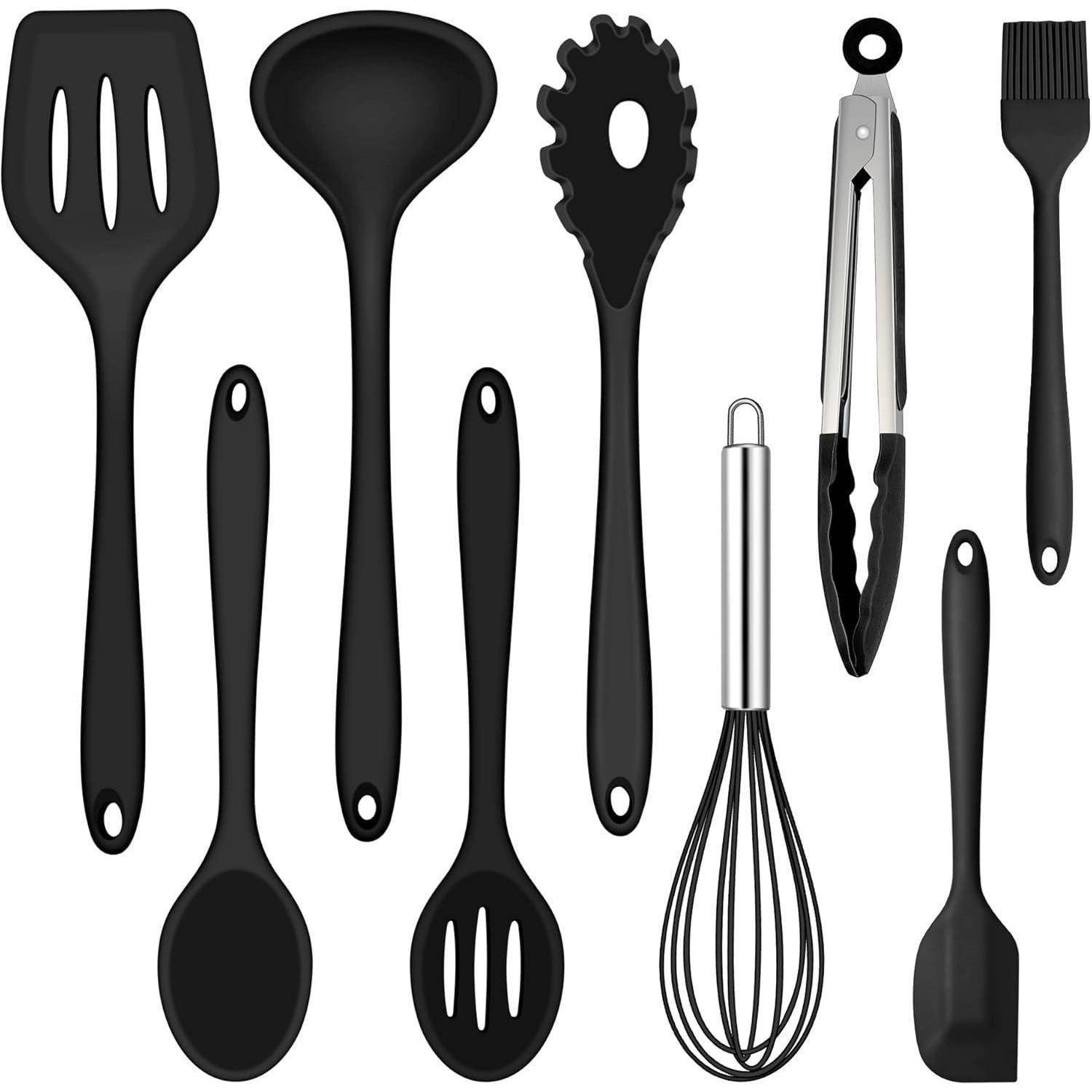 Ein Set schwarzer Küchenutensilien umfasst einen Pfannenwender, eine Schöpfkelle, einen Nudelwender, einen Schneebesen, eine Grillzange, einen Backpinsel und verschiedene Löffel.