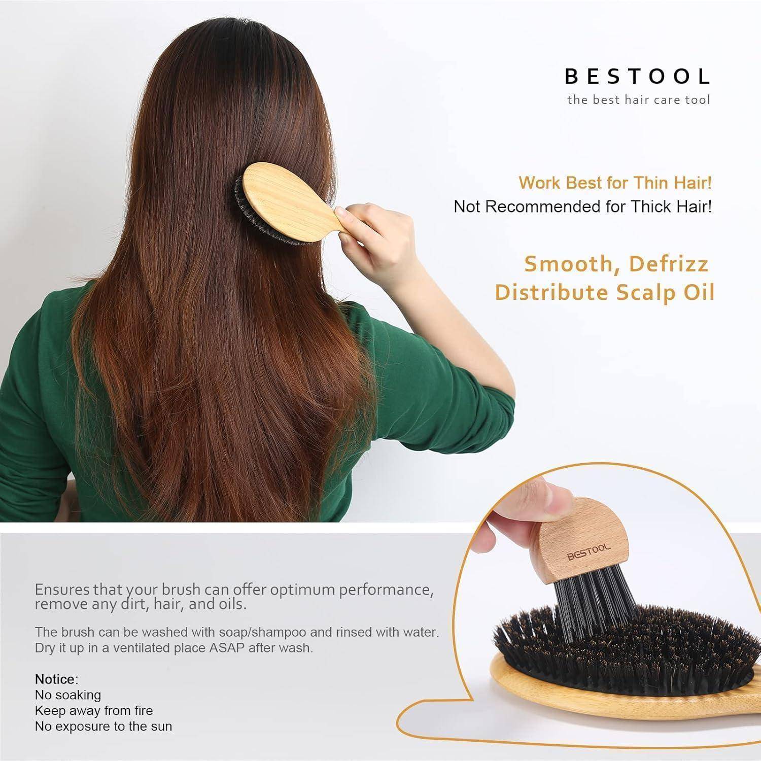 Eine Person mit langen braunen Haaren bürstet ihre Haare mit einer Holzborsten-Bürste. Der Text hebt die Vorteile der Bürste für dünnes Haar hervor.