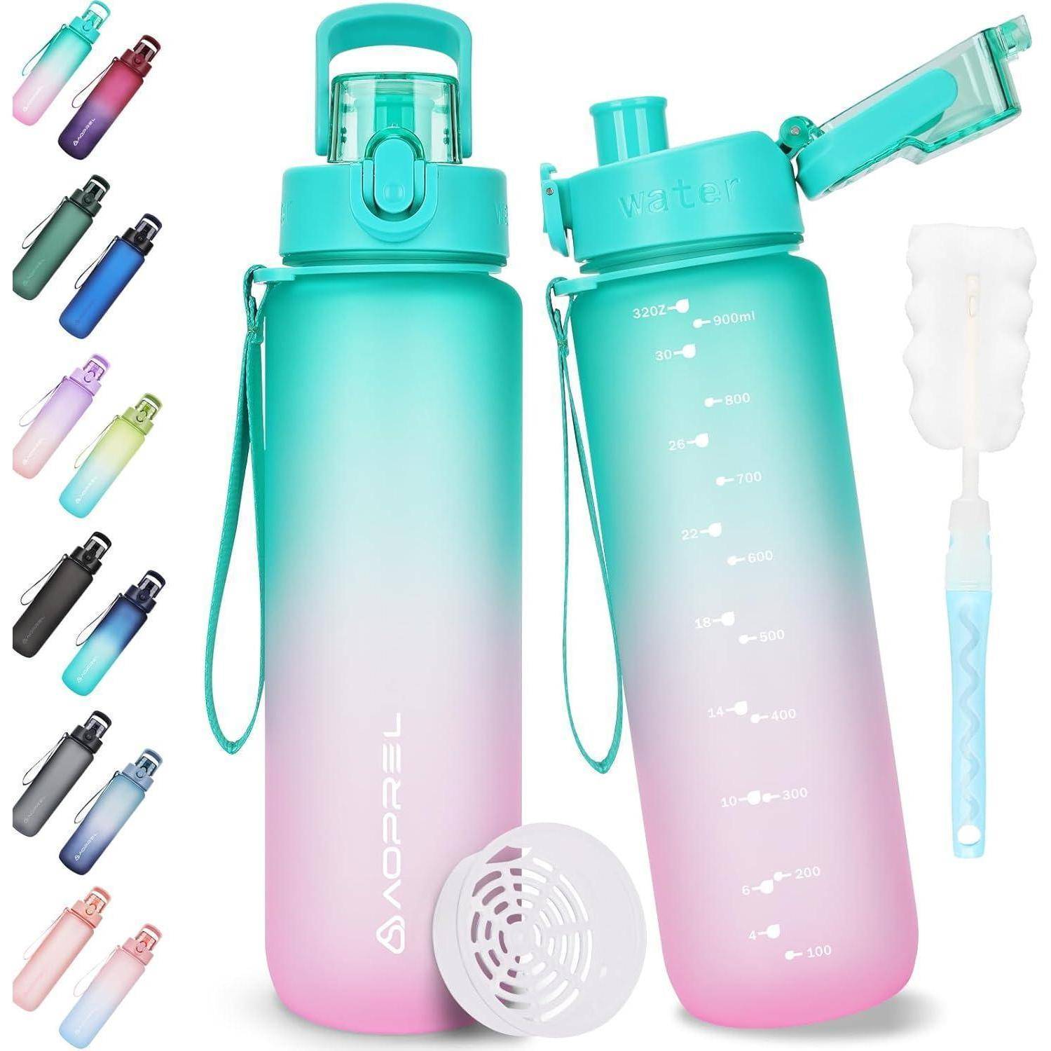 Zwei Gradient-Wasserflaschen, eine mit Reinigungsbürste und Innenfilter, mit einer Klappdeckelöffnung. Verschiedene Farben links dargestellt.