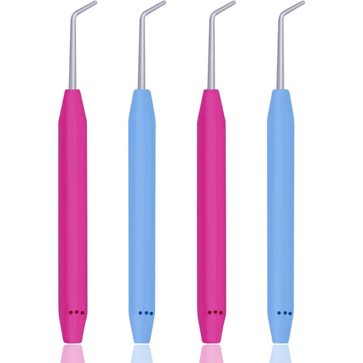 Vier Zahnuntersuchungsinstrumente mit abgewinkelten Metalltips; zwei haben rosa Griffe und zwei haben blaue Griffe.