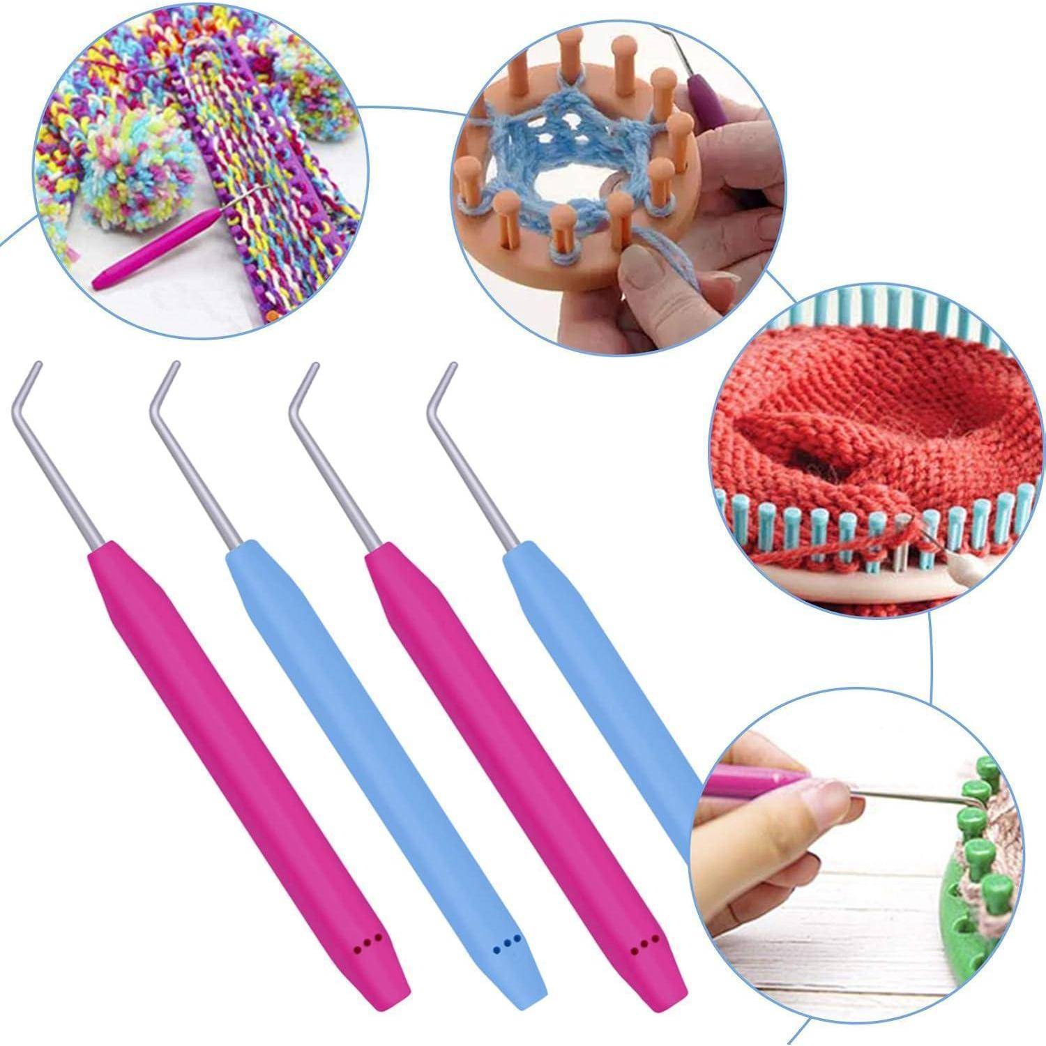 Strickutensilien und bunte Garne ausgestellt, einschließlich rosa und blauer Häkelnadeln, Pompon-Stricken, Rundstricken und verschiedenen Strickmustern.