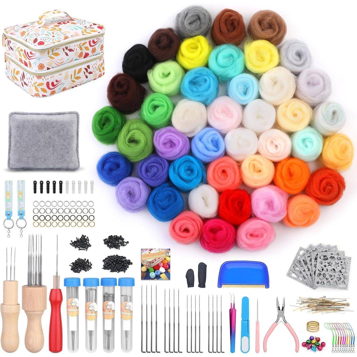 Eine Vielzahl von bunten Wollfilzkugeln, arrangiert mit Filzwerkzeugen, Nadeln und Zubehör, die für Bastelarbeiten bereitliegen.
