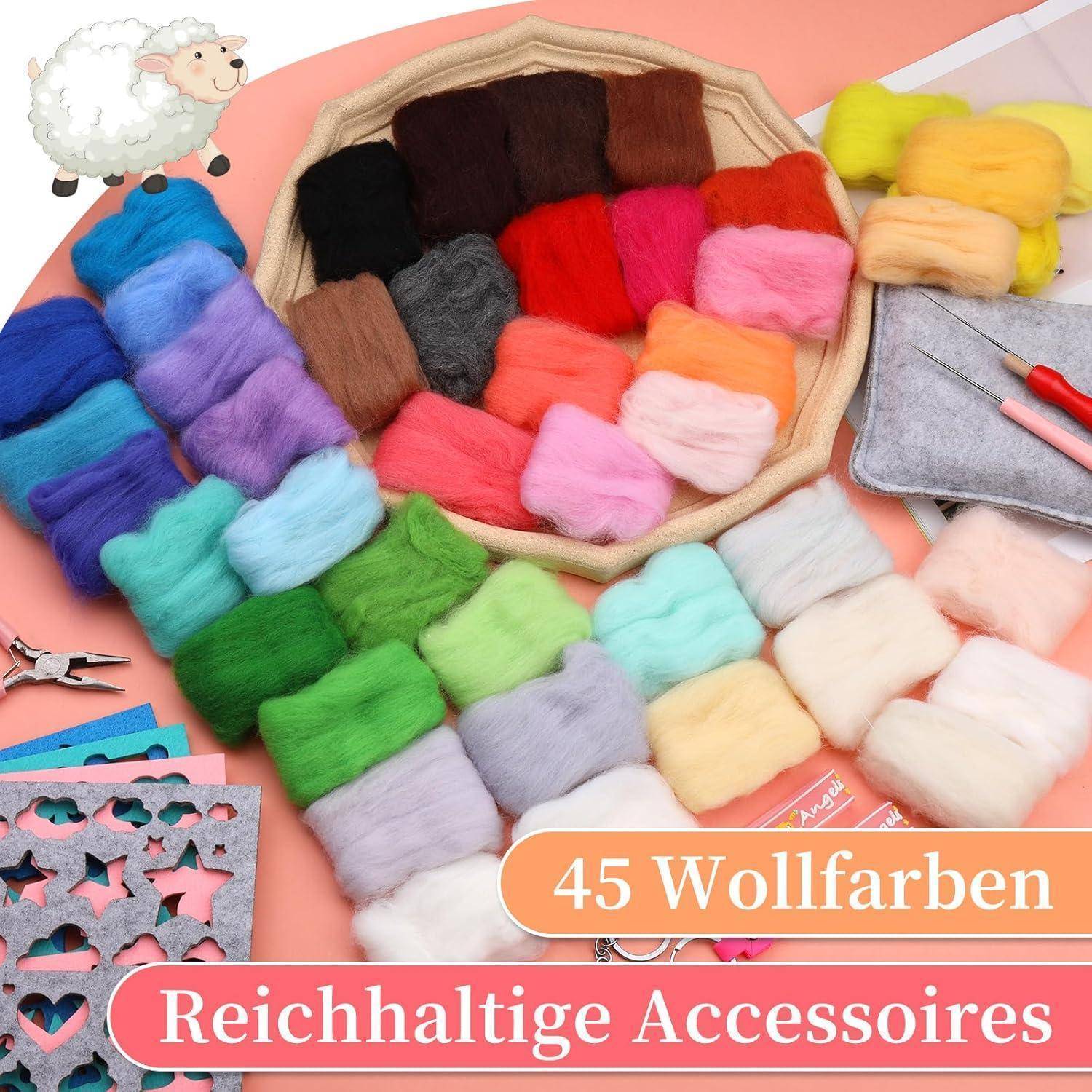 Wollfarben in verschiedenen Schattierungen auf einem Tisch mit Accessoires angeordnet. Text lautet: 45 Wollfarben, Reichhaltige Accessoires.