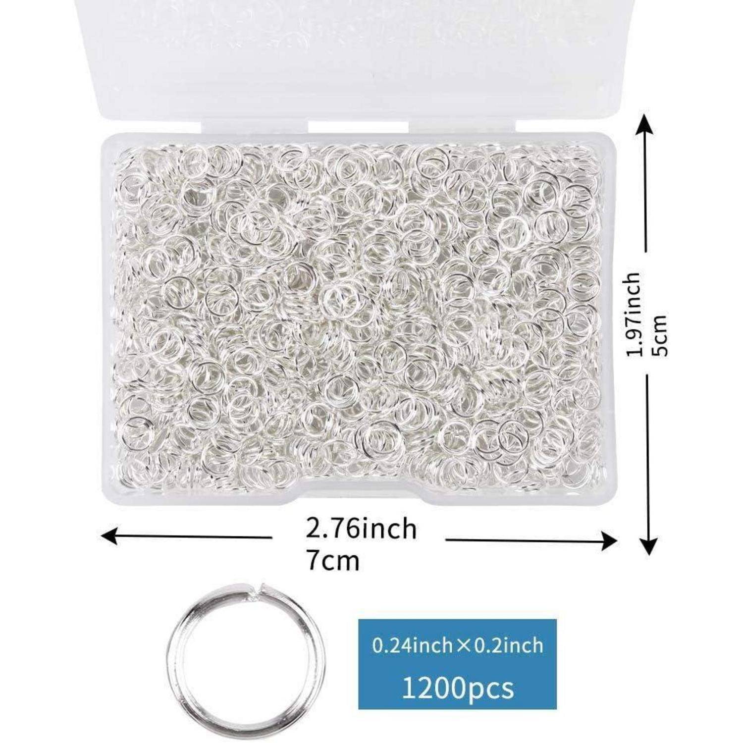 Eine transparente Plastikbox mit 1200 Metallringen, Abmessungen 7 cm x 5 cm. Ein einzelner Ring im Nahaufnahme: 0,6 cm x 0,5 cm.