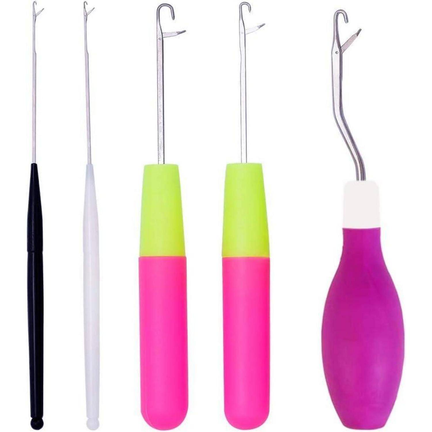 Fünf Häkelnadeln mit unterschiedlichen Grifffarben und -designs, von dünnen Metallnadeln bis hin zu dickeren Griffen in Neonrosa und Neongrün aus Kunststoff.