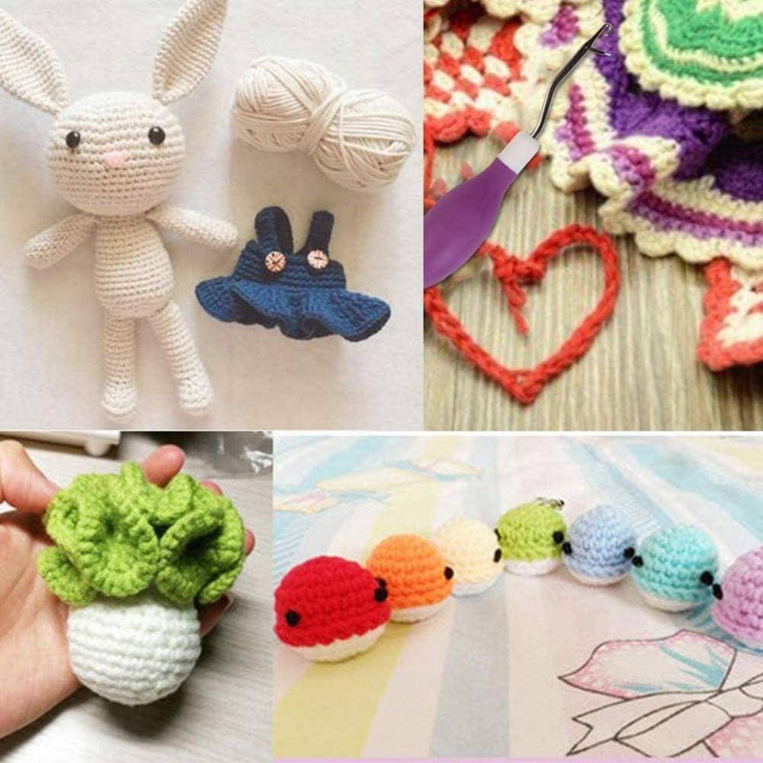 Häkelarbeiten umfassen einen weißen Hasen, blaue Schuhe, mehrfarbige Bälle, eine grüne Pflanze und dekorative Formen auf einer Holzoberfläche.