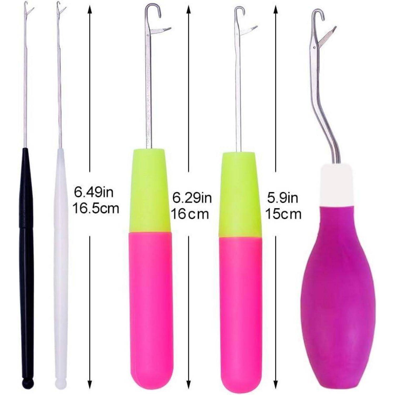 Vier Knüpfhaken in verschiedenen Größen und Farben: schwarz, weiß, rosa mit grün und lila mit weiß. Die Längen reichen von 5,9 Zoll bis 6,49 Zoll.
