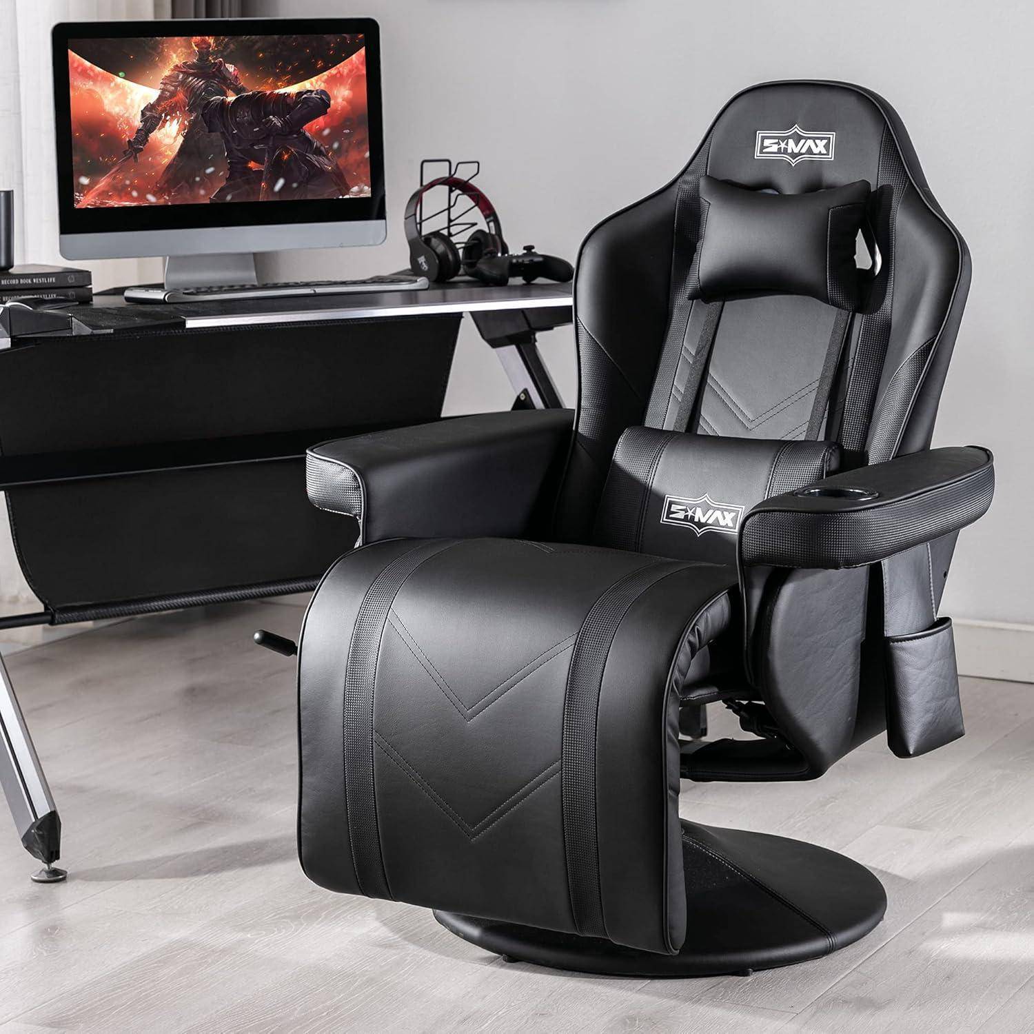Ein schwarzer Gaming-Stuhl mit Armlehnen und Kopfstütze steht vor einem Schreibtisch und zeigt einen großen Monitor, auf dem eine Fantasy-Spielszene zu sehen ist.