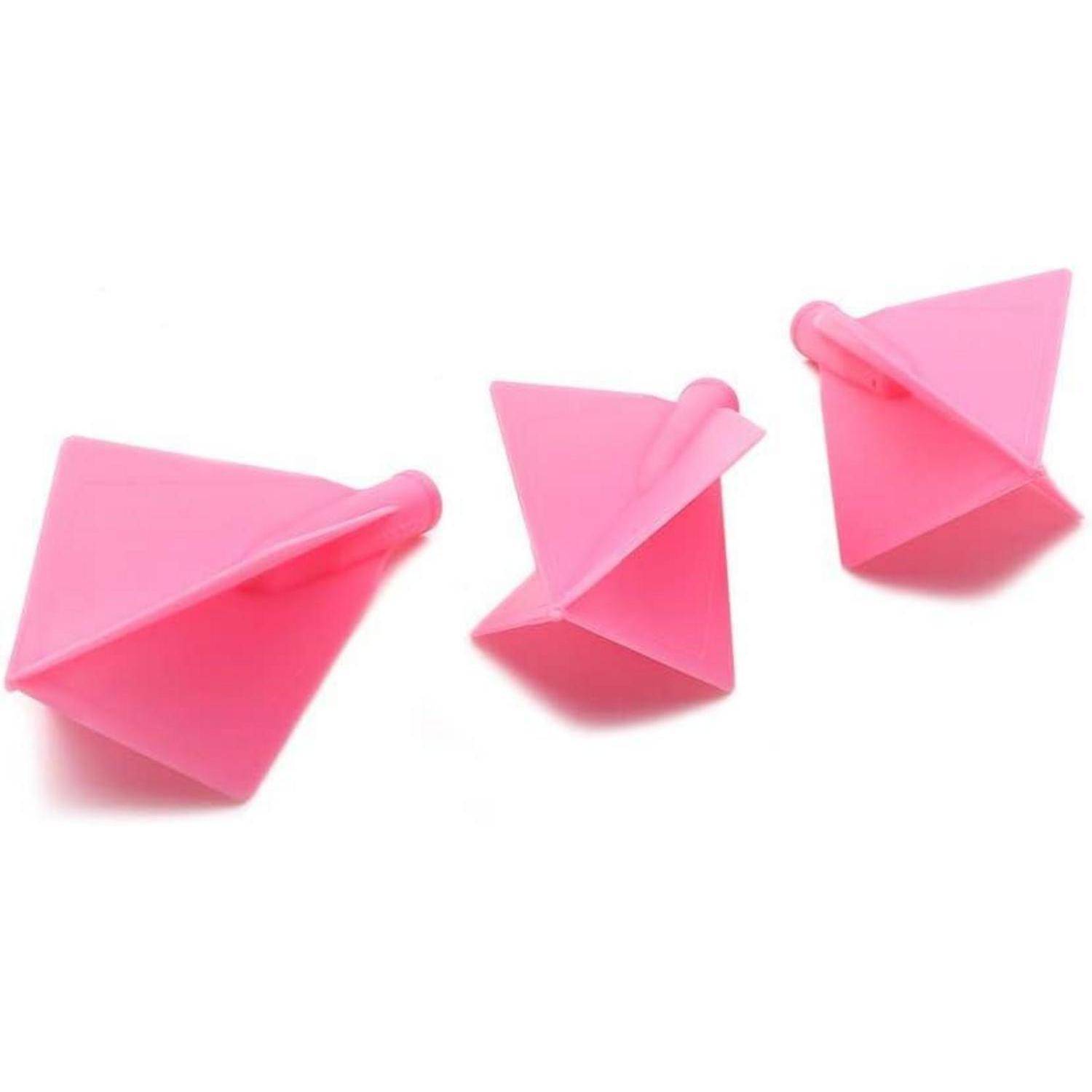 Drei rosa Plastik-Dreiecks-Pfeile mit hohlen zylindrischen Basen, die für den Einsatz in Gummibandgewehren konzipiert sind, in einer losen Anordnung.