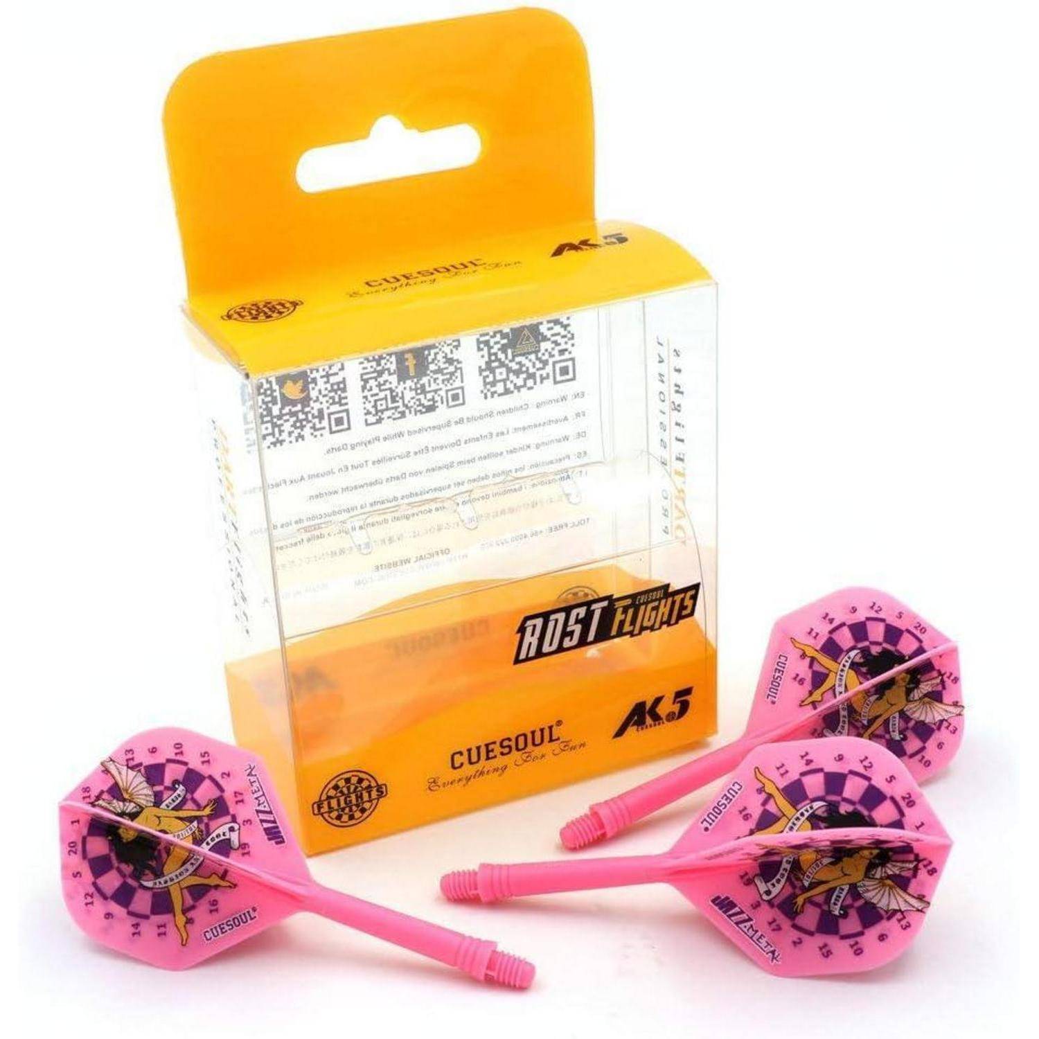 Ein Paket mit CUESOUL AK5 Dartflights, drei rosa gemusterte Flights, die daneben ausgelegt sind. Die Verpackung ist transparent mit einem gelben Deckel.