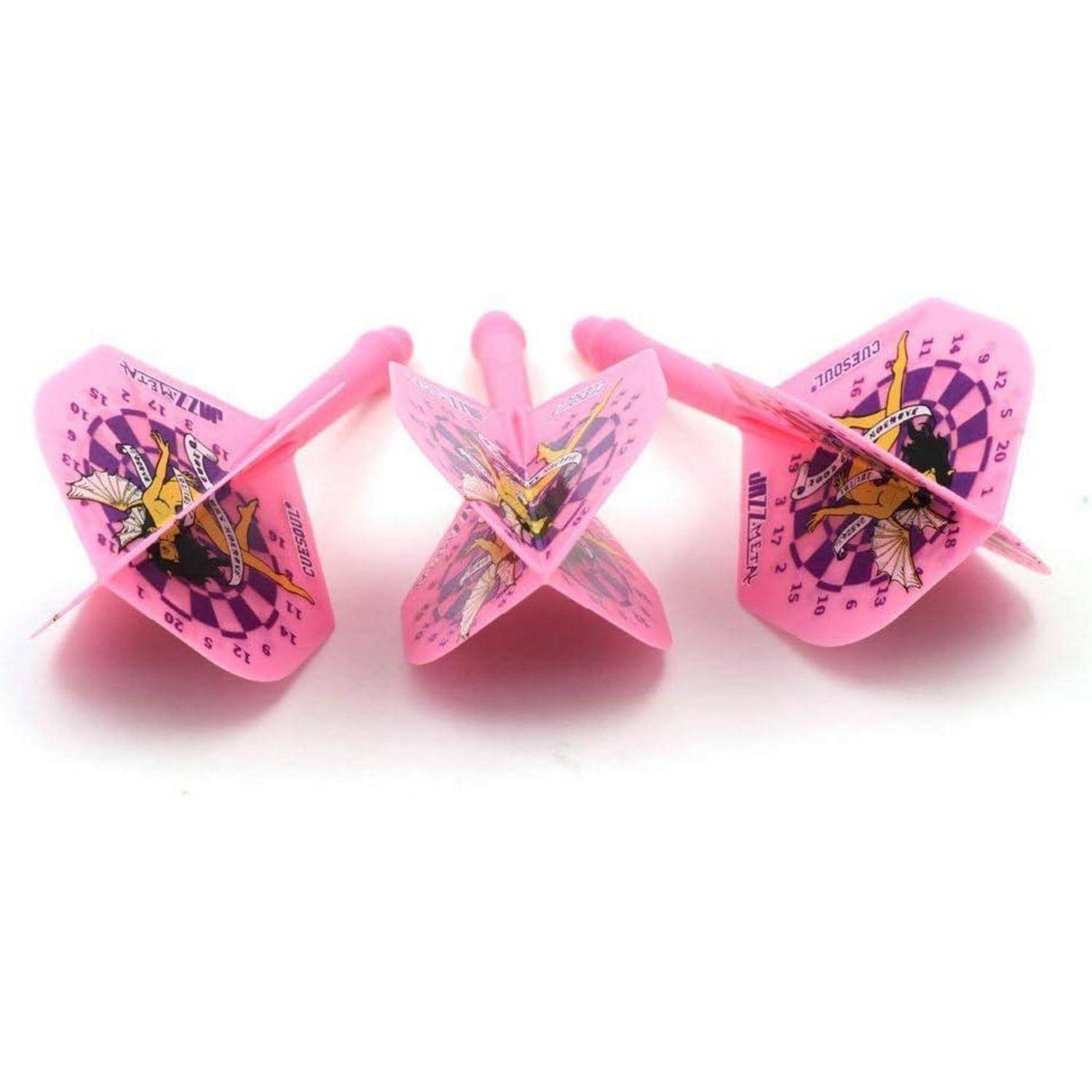 Drei rosa Flüge für Dartpfeile, jeder verziert mit lebendigen Grafiken und Text, die ein farbenfrohen und verspielten Entwurf präsentieren.