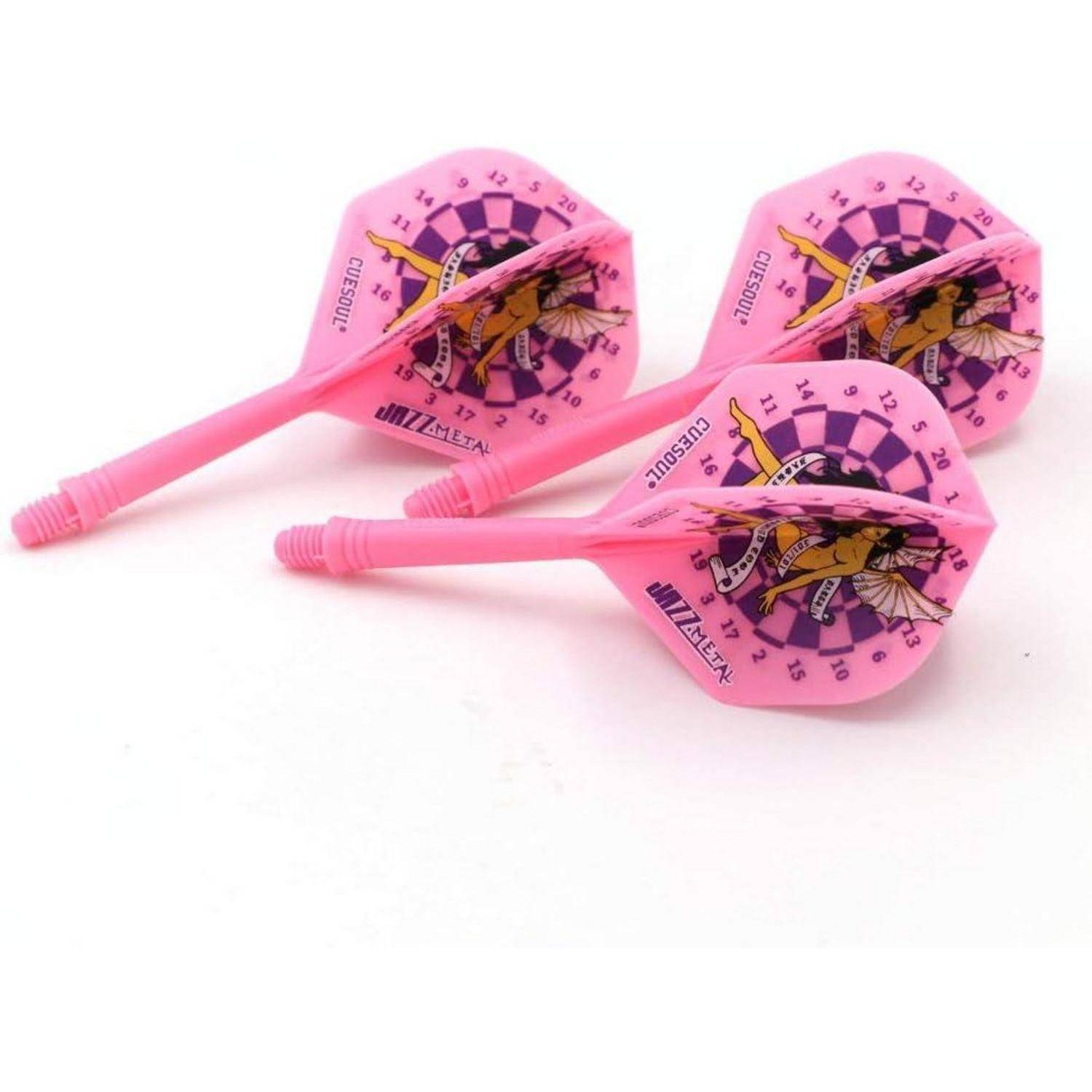 Drei rosa Dartpfeile mit Flügeln, die ein Einhorn-Design und ein Karomuster aufweisen, liegen auf einer weißen Oberfläche.