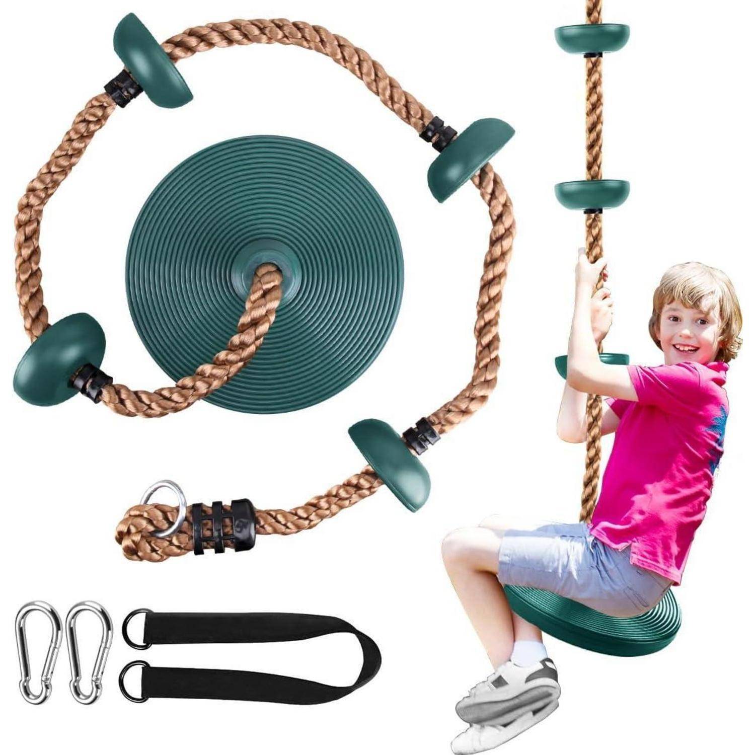 Kind sitzt auf einer grünen Scheibe-Schaukel, die an einem Seil mit Kletterplattformen befestigt ist; inklusive Karabinerhaken und Gurt für Outdoor-Spiele.