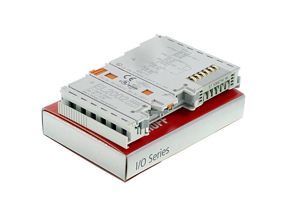 Ein graues industrielles I/O-Modul auf einer rot-weißen Box mit der Aufschrift „I/O Series“ und „TRUST“.