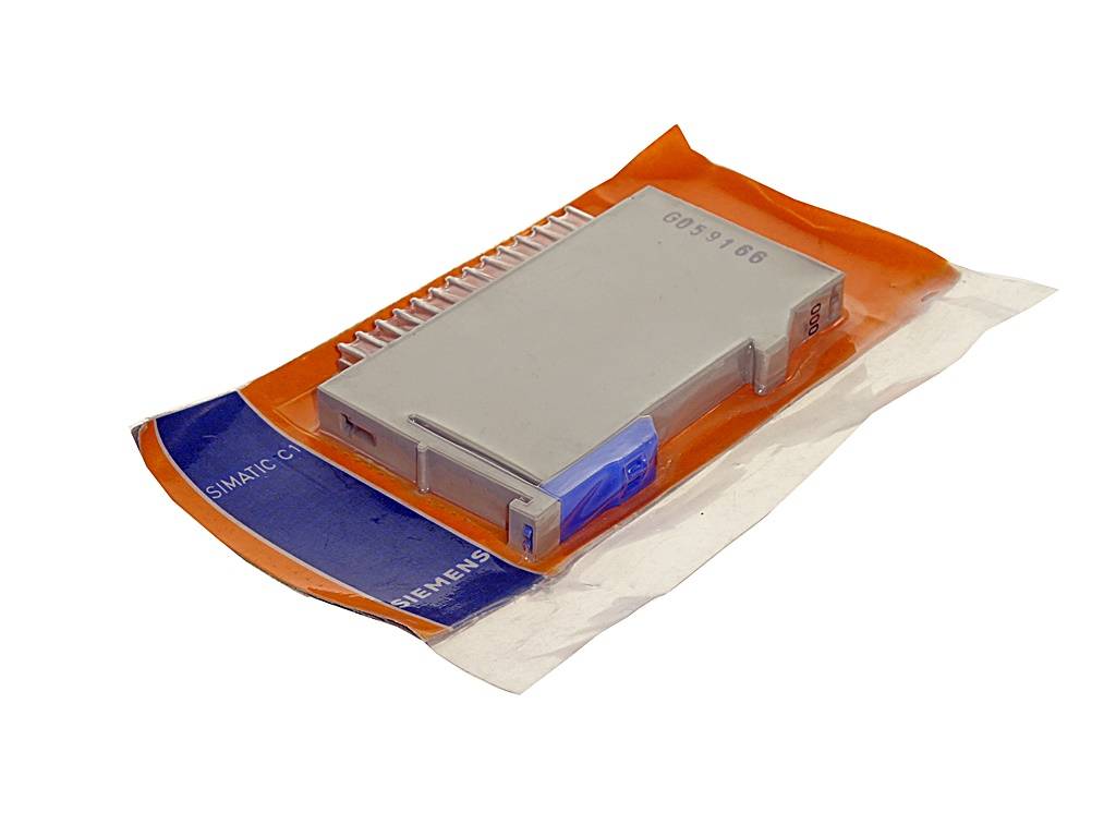 Verpackte elektronische Baugruppe Siemens SIMATIC C auf einer transparenten und orangefarbenen Blisterverpackung.